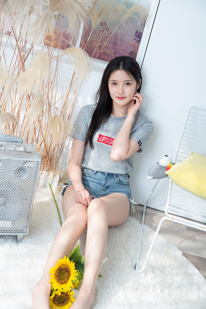 穿牛仔热裤的美腿美女主播国内专业美女壁纸图片下载网站