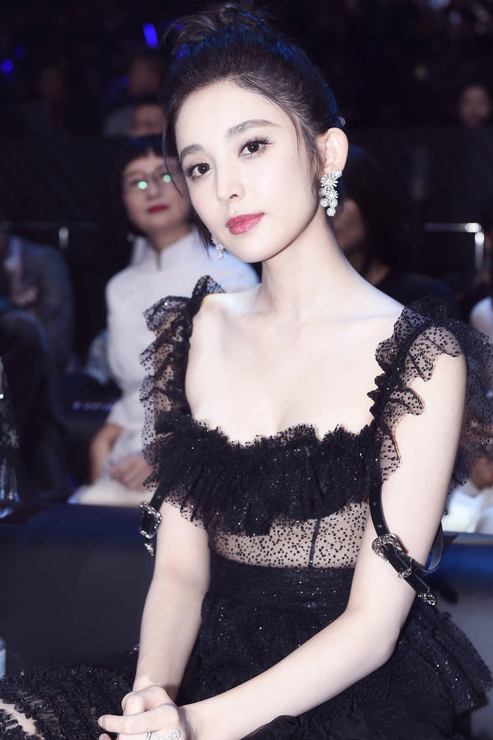 参加颁奖晚会的漂亮美女明星古力娜扎高清美照
