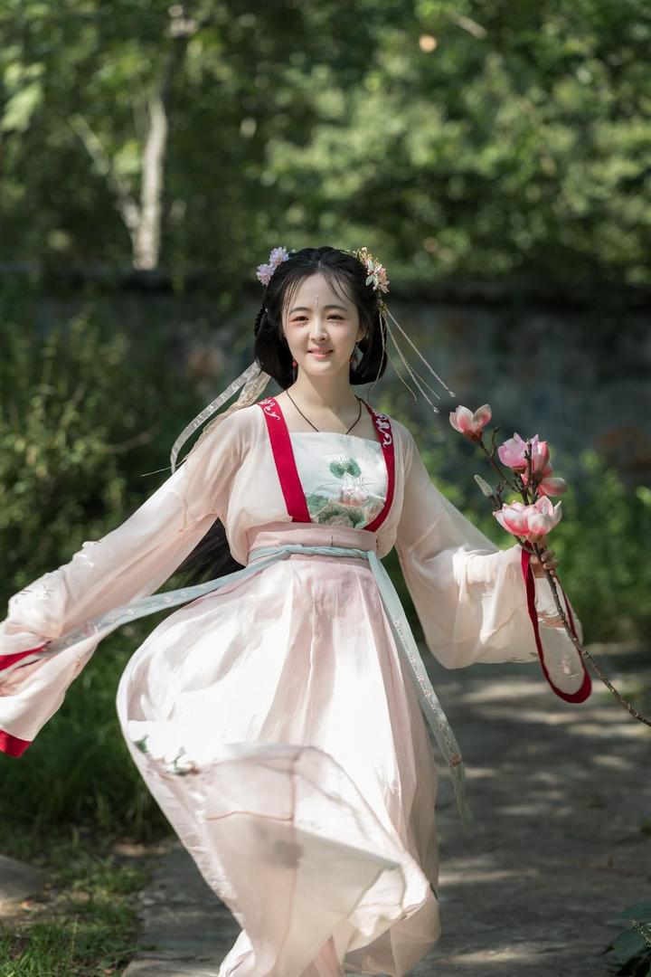 活泼可爱的古装美女写真图片