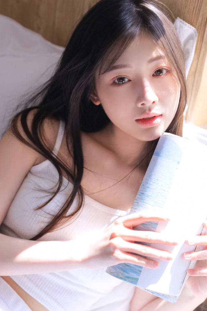 拿着书本的清纯美女写真图片