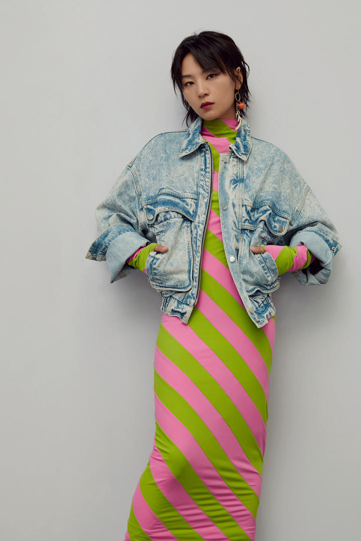 气质长裙美女明星周笔畅写真