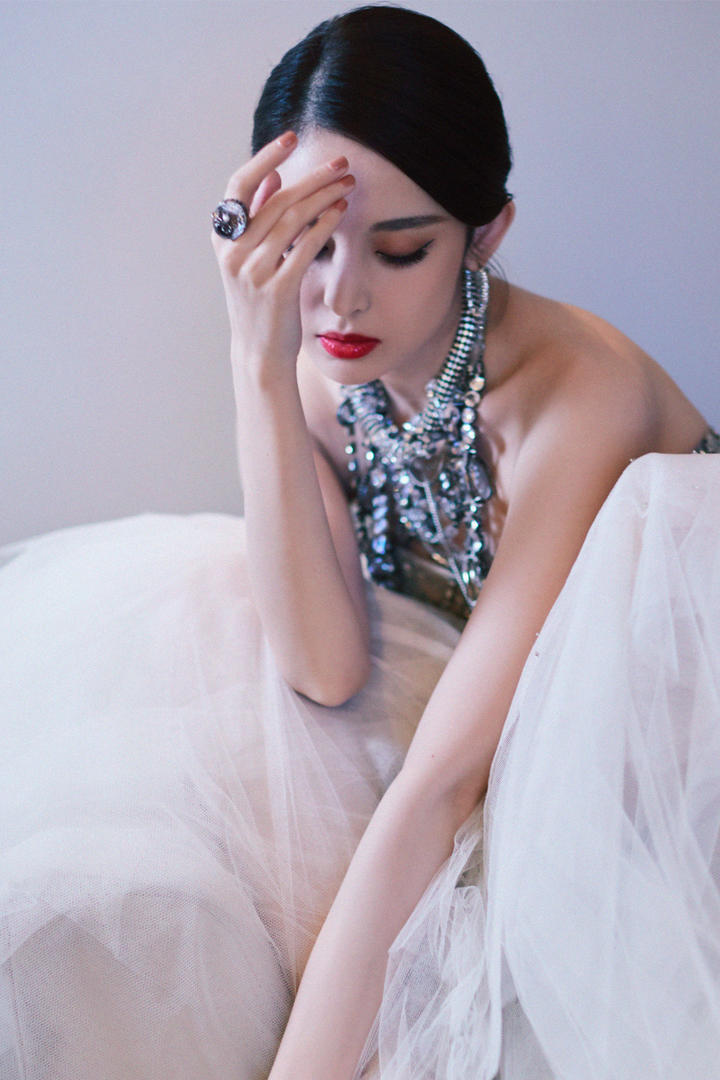 戴着宝石戒指的气质女星古力娜扎写真