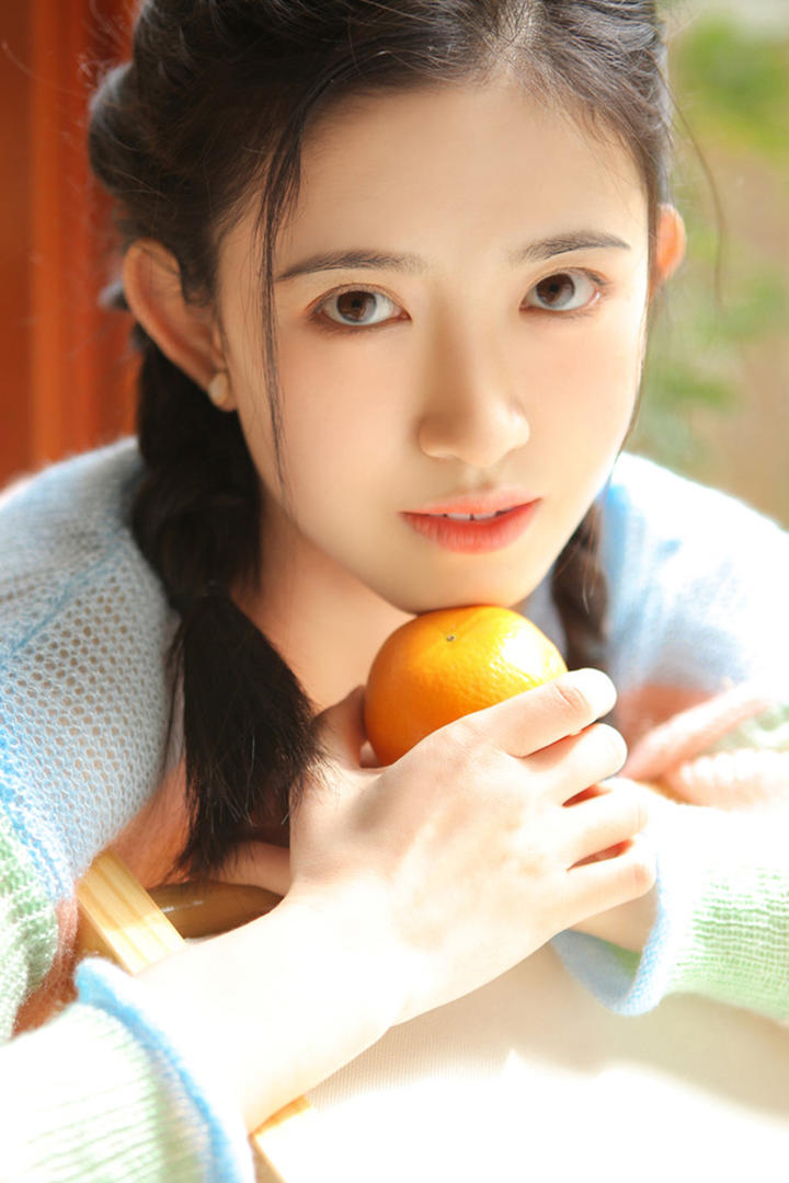 拿着橙子的极品清纯美女