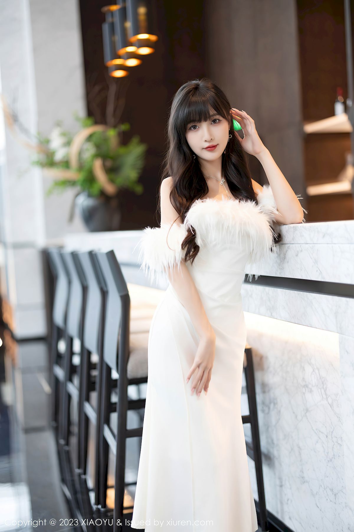 语画界美女模特林星阑白色露肩长裙原色丝袜性感写真