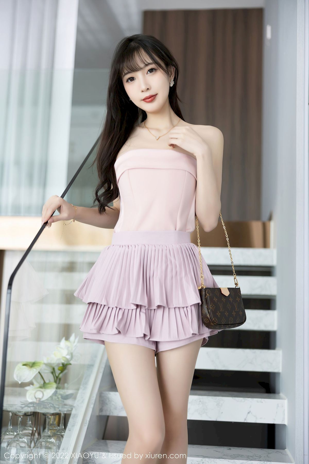 语画界美女模特林星阑粉色上衣搭配粉灰色短裙性感写真