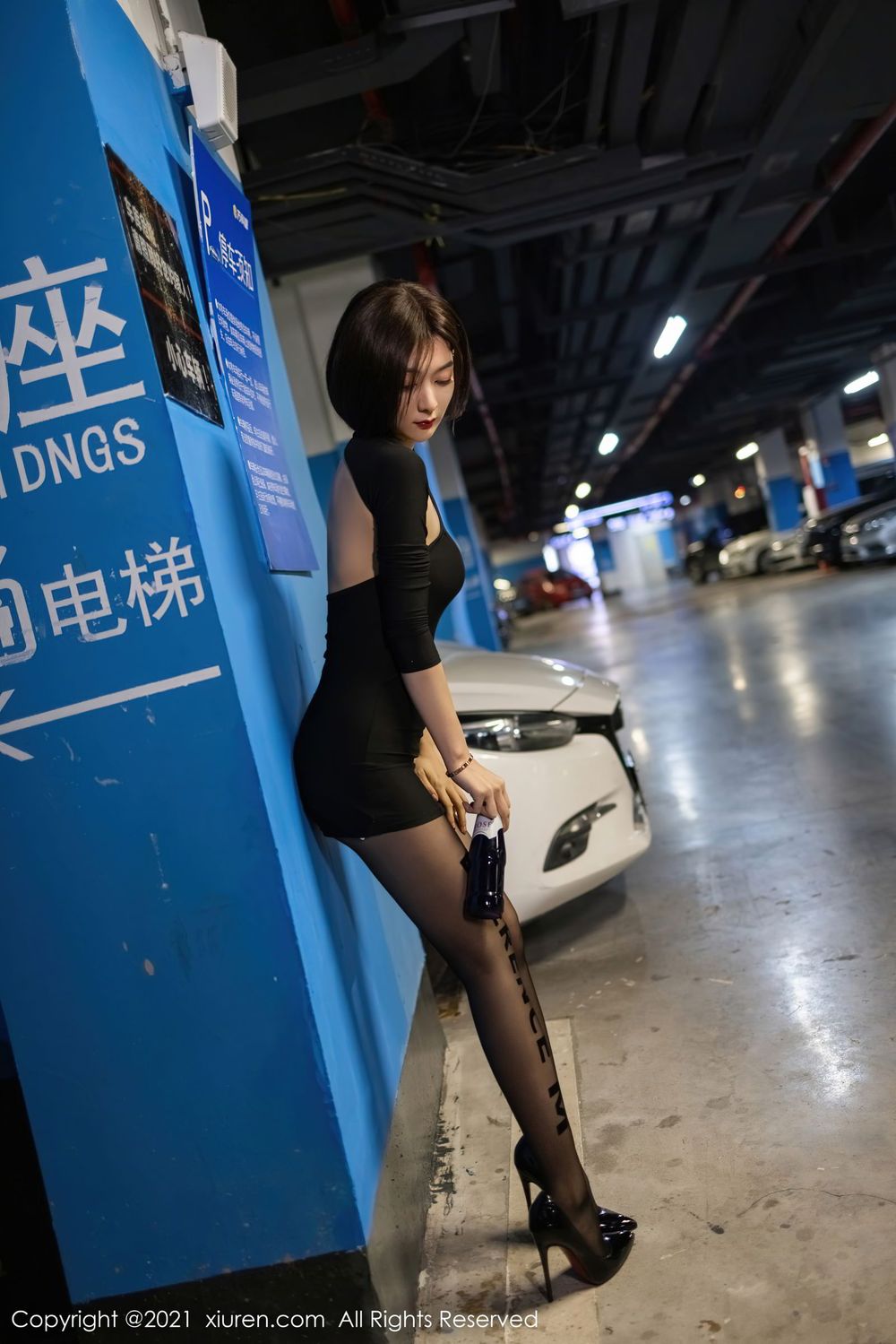 秀人网性感女神Angela小热巴黑丝美腿停车场深夜买醉写真