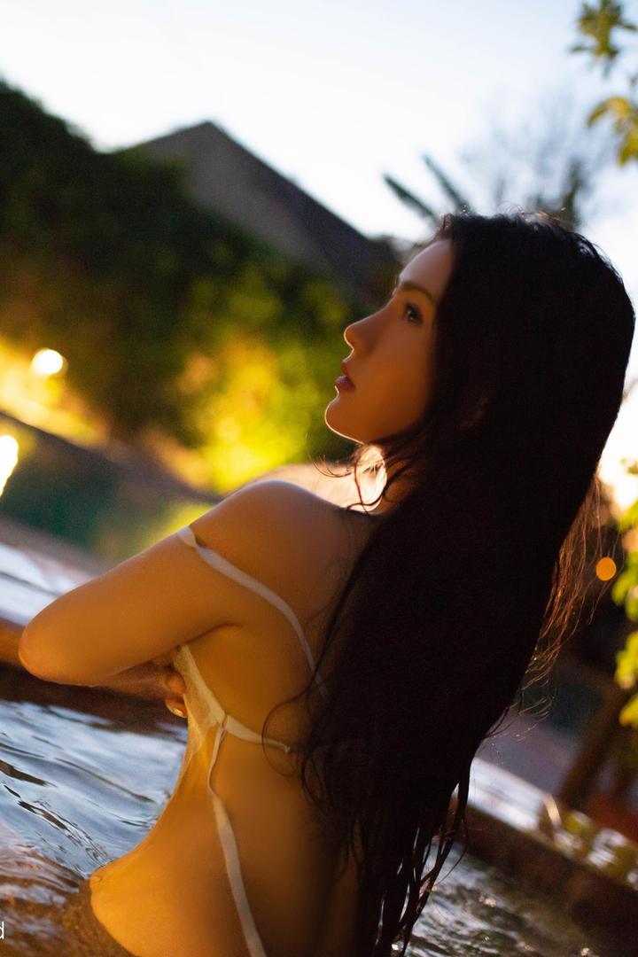 站在水中的性感女神背影图片