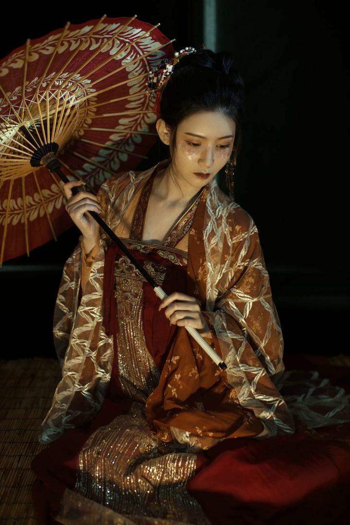 撑着油纸伞的唯美古装美女艺术写真图片