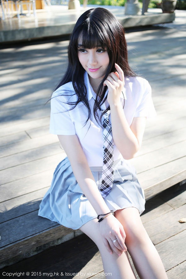 清纯甜美的校花学生装写真