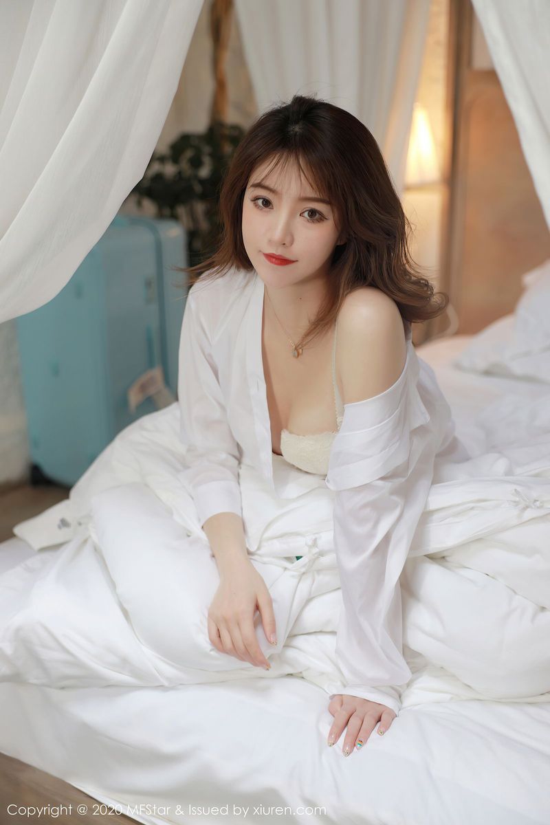 模范学院美女模特幻雪儿白衬衫内衣诱惑丝袜美腿大理旅拍