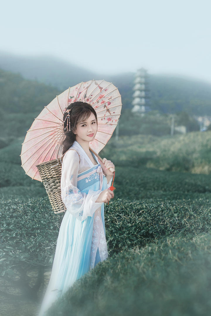 撑着伞的采茶女古装美女图片