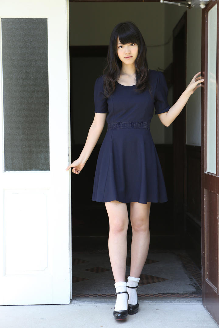 穿着黑色连衣裙的日本清纯女生图片