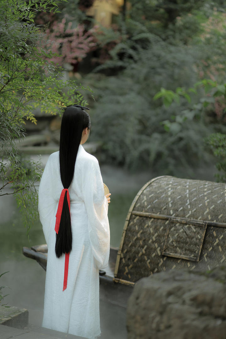 站在小船边的唯美古装汉服美女唯美背影高清图片