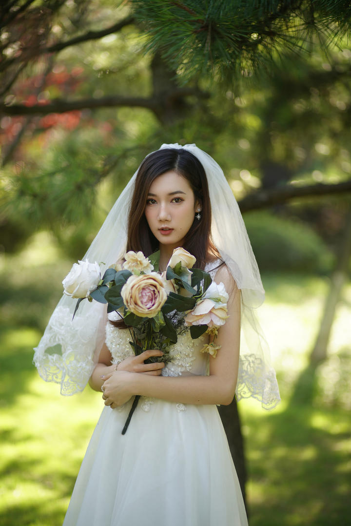 抱着鲜花的清纯美女婚纱艺术照高清图片