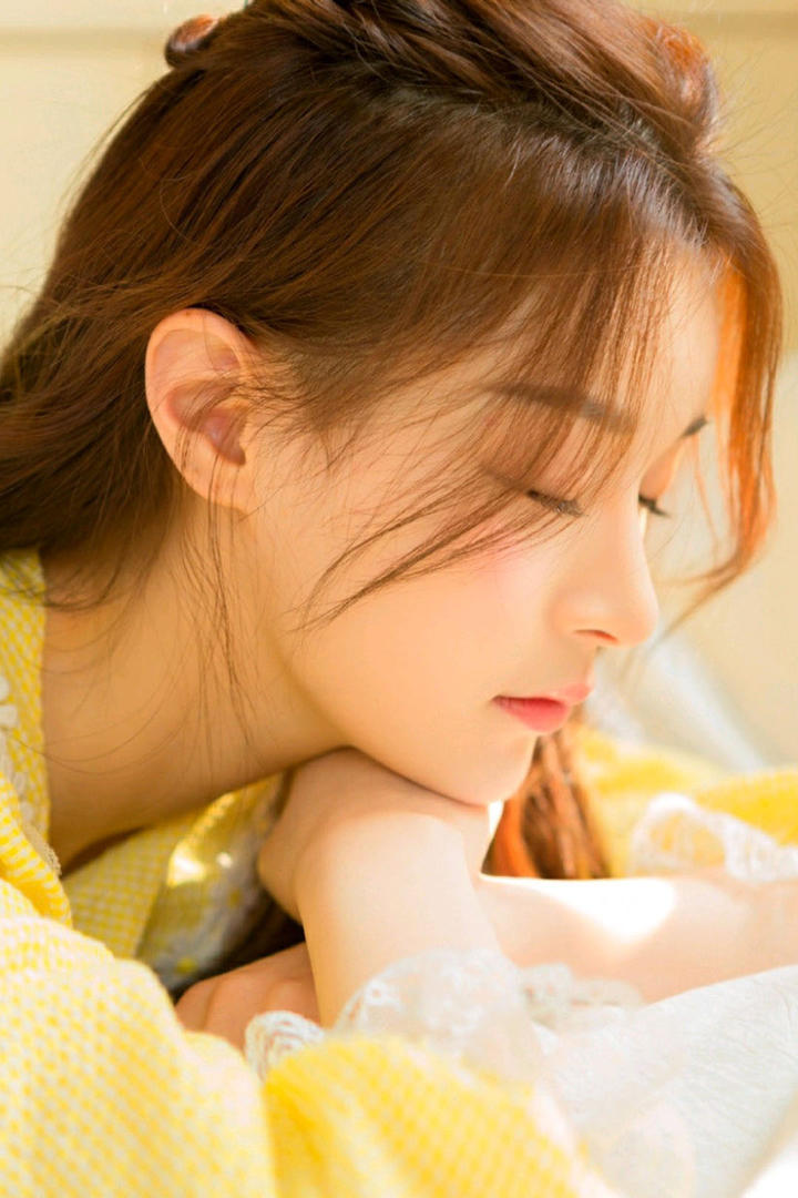 清纯极品女神侧脸特写