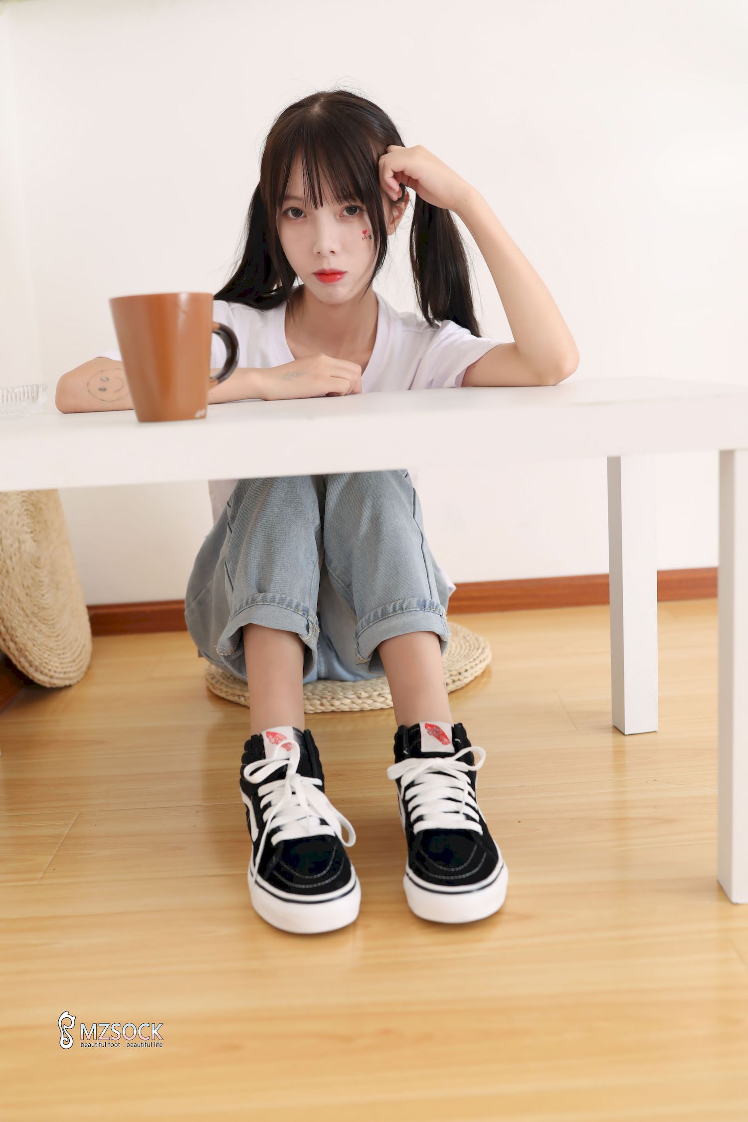 MZSOCK爱美足小妹樱子白色上衣牛仔裤足控写真