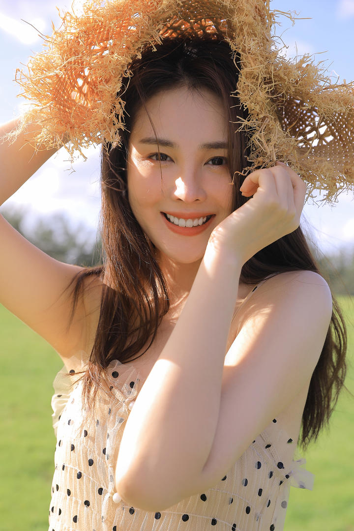 阳光下的清纯美女户外写真图片
