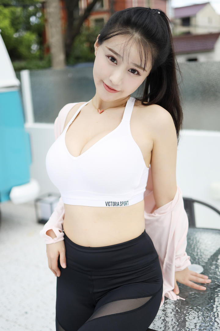 朱可儿性感丰满大胸马尾紧身裤美女写真