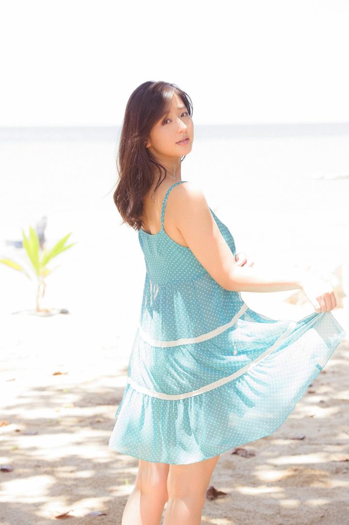 日本成熟泳装美女海边旅拍图片