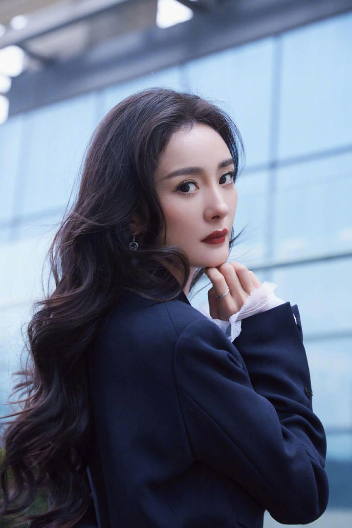 杨幂西装短裙性感红唇写真图片