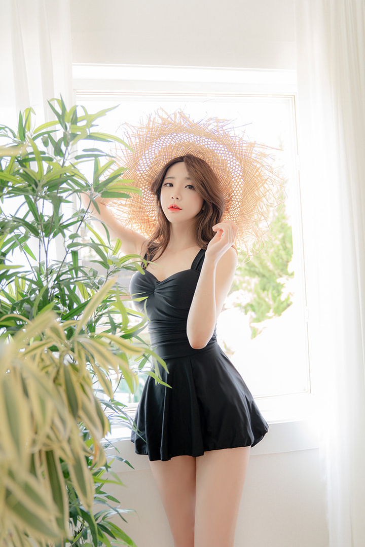 戴着草帽的韩国超短裙美女模特柳京图片