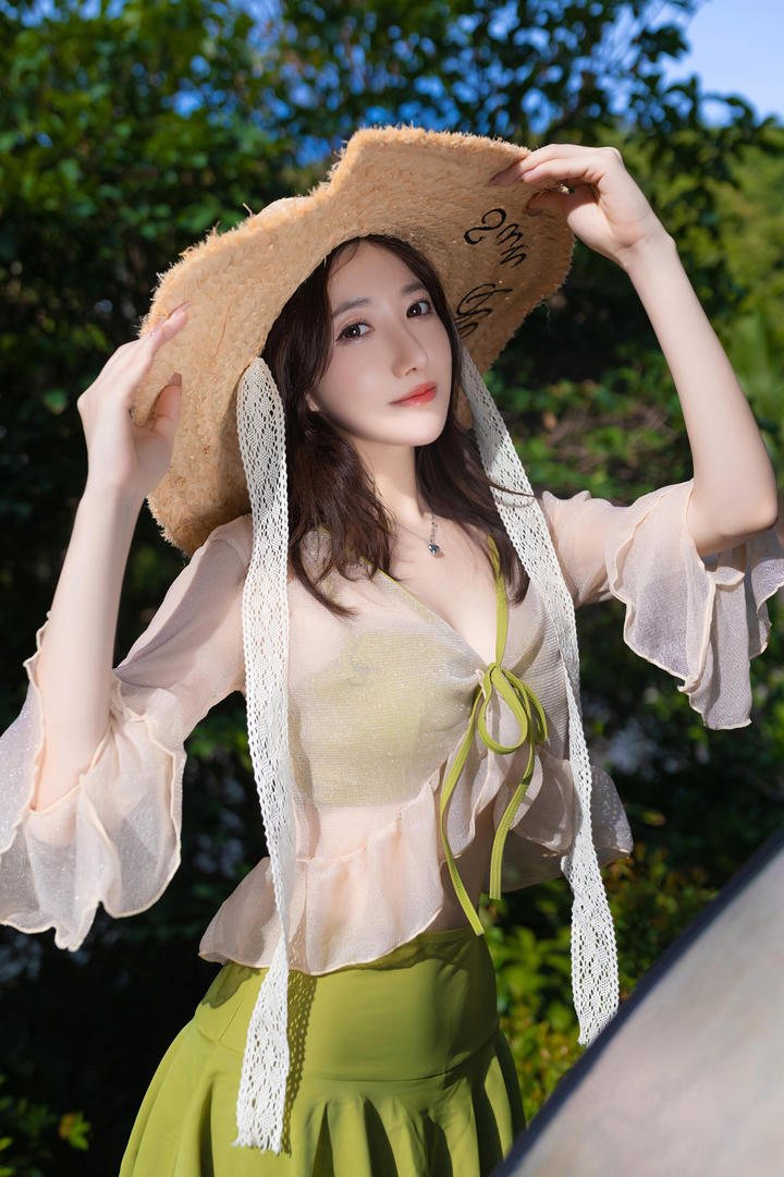 戴着太阳帽的时尚气质美女鱼子酱798艺术区人像摄影图片