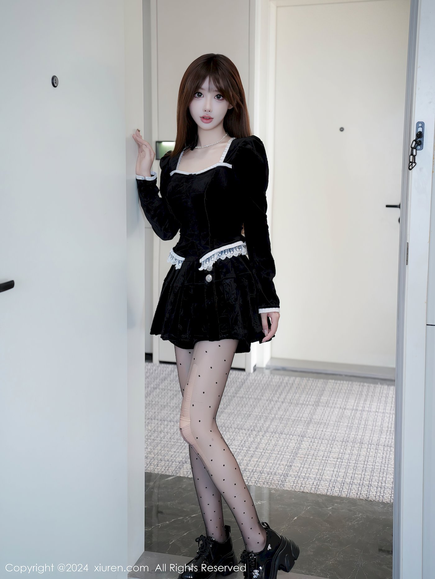 秀人网新人李金金黑色服饰搭配黑丝美腿性感写真