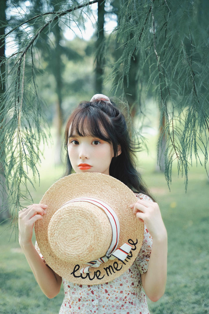 拿着草帽的清纯甜美可爱女生头像图片