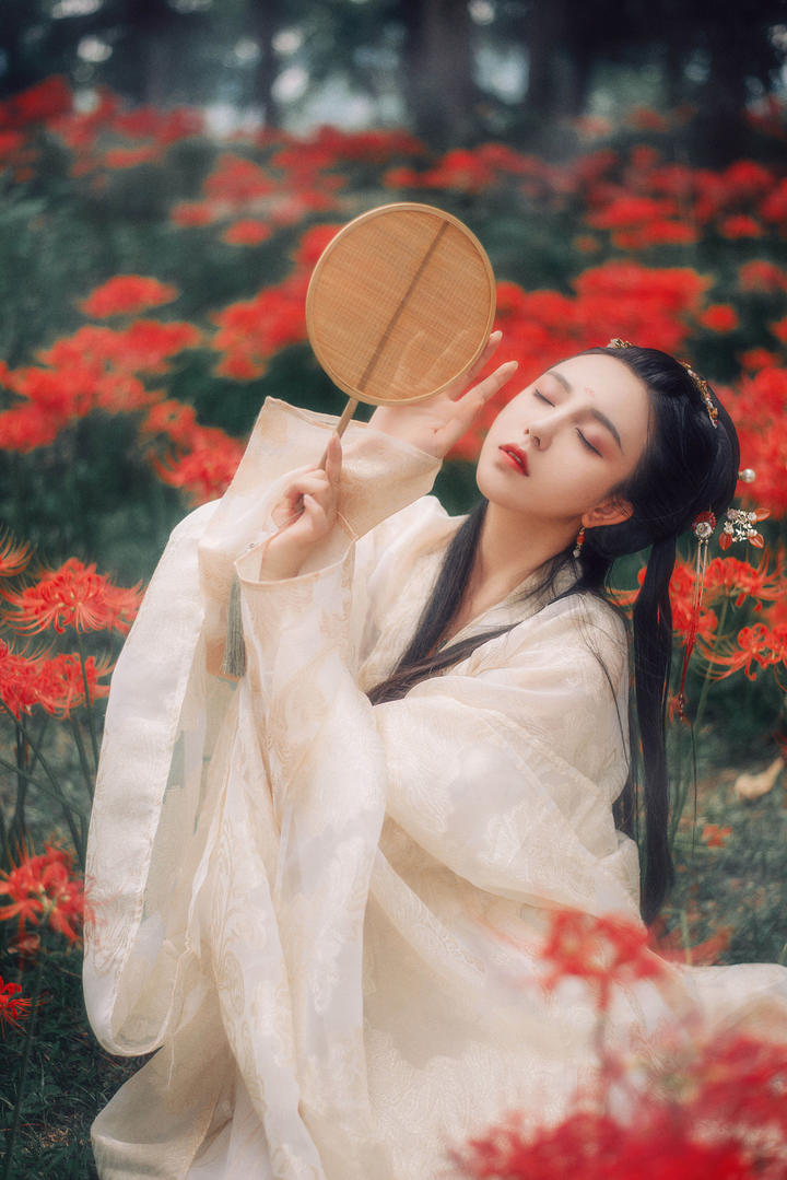坐在花丛中的极品古装美女图片写真