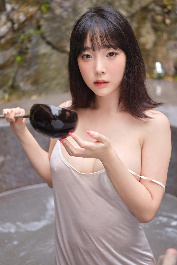 泡温泉的韩国极品美女尤物久久久久精品理论片