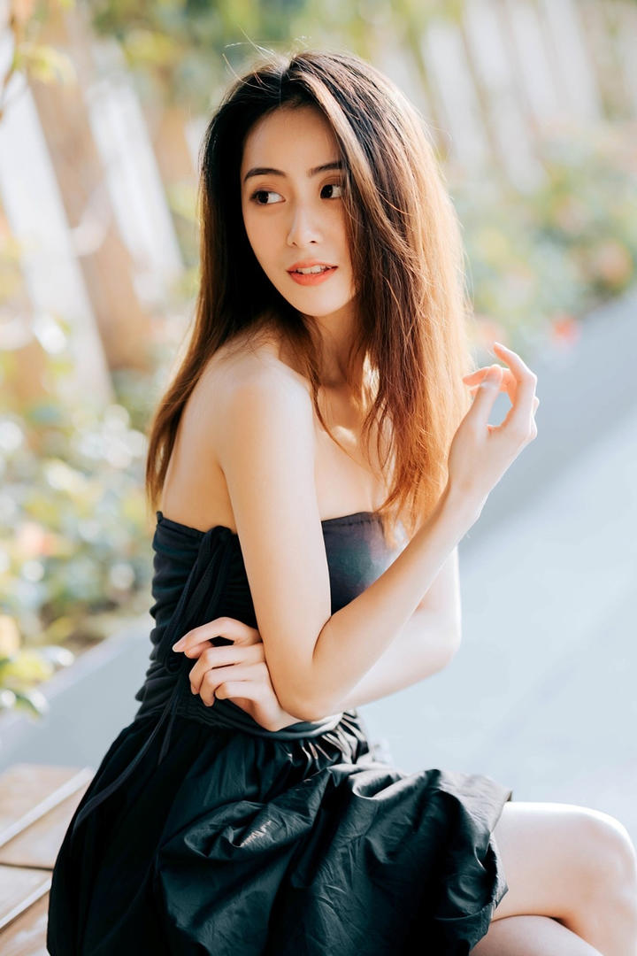 坐在长椅上的高清美女图片