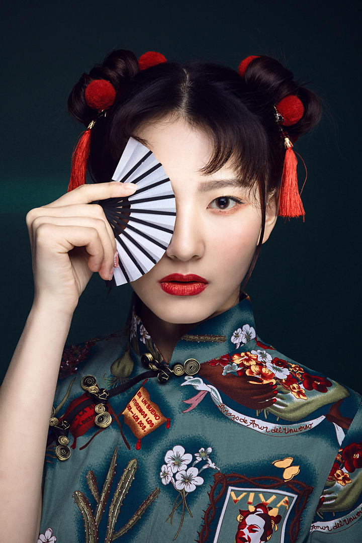 用扇子遮住脸的国潮古风美女艺术写真图片