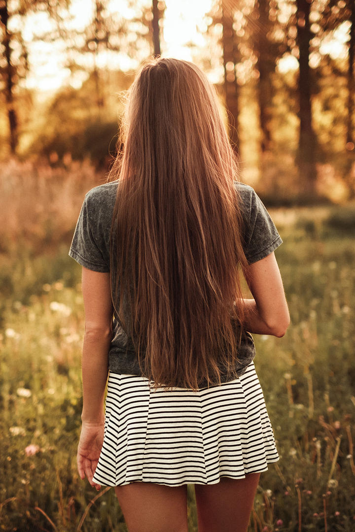 夕阳下的欧美超短裙美女背影图片