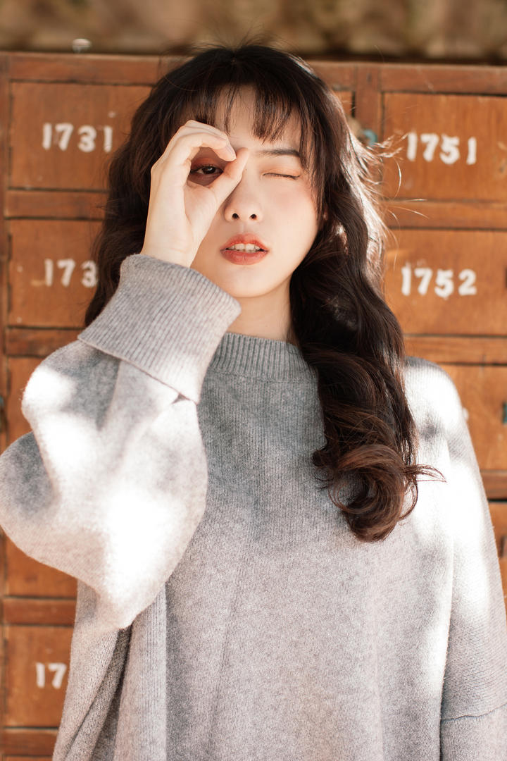 搞怪的清纯女生头像黄子卿写真图片