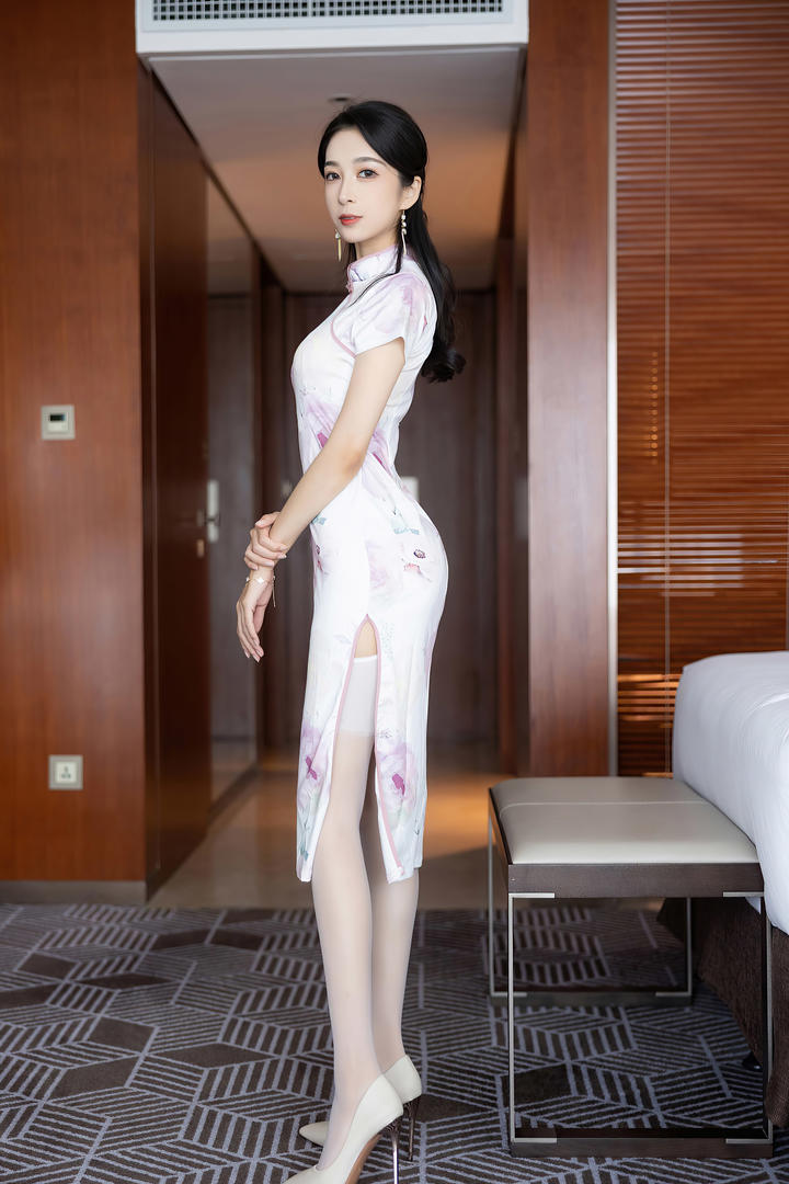酒店里穿旗袍的性感丝袜美腿女神林乐一精品写真图片
