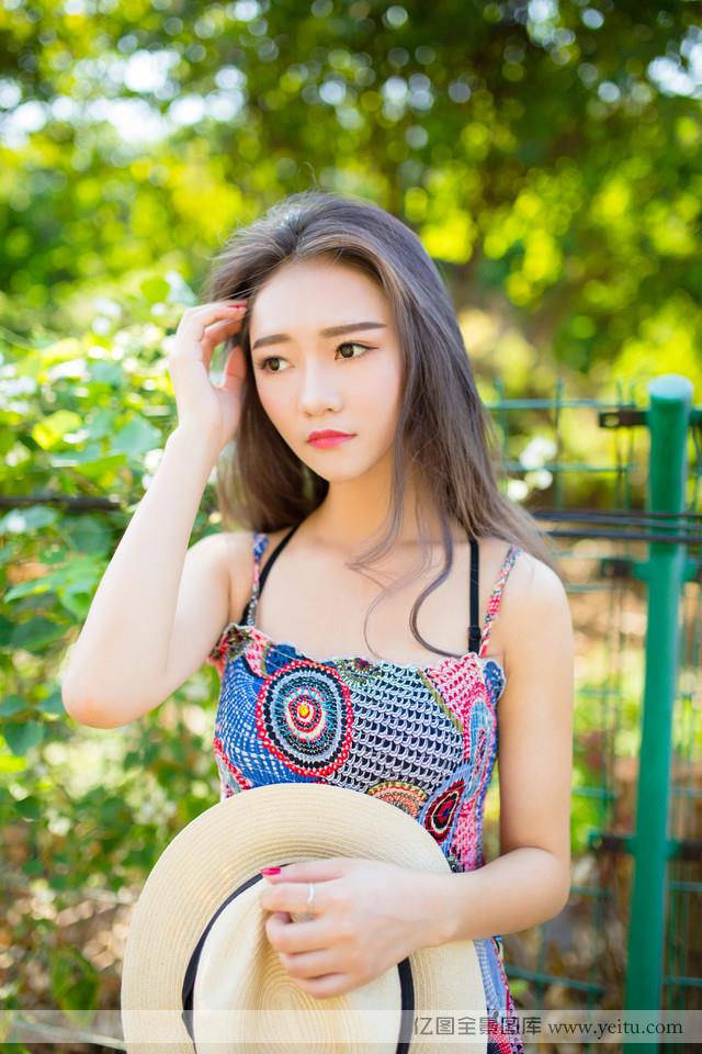 清新长发少女紫藤花下纯情写真