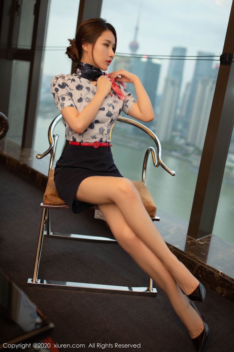 秀人网新人嫩模徐安安猩红镂空内衣空姐制服主题性感写真