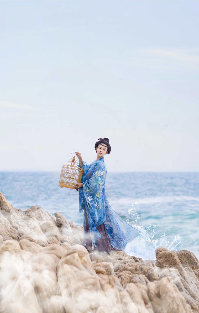 站在海边的唯美古装汉服美女艺术照图片