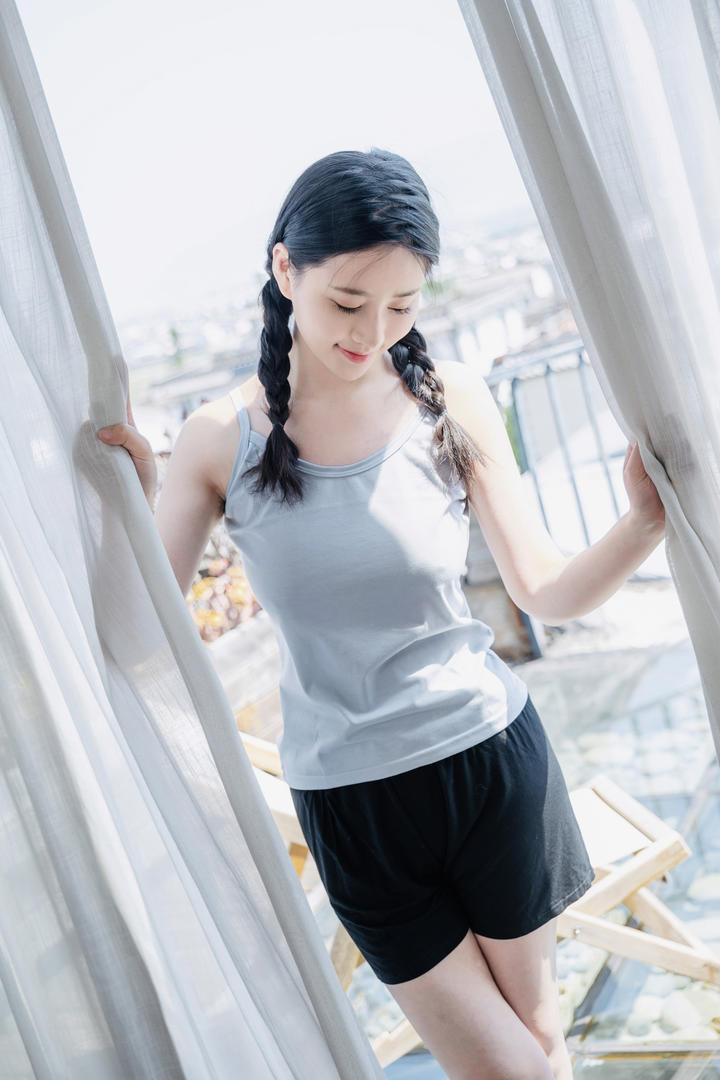 扎着麻花辫的可爱甜美女生居家生活照写真专辑