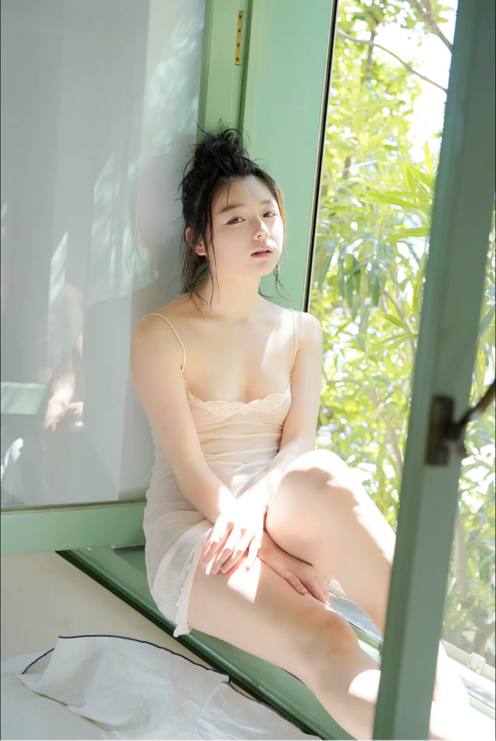纯欲清纯邻家女孩牛奶丝绸睡衣性感图片