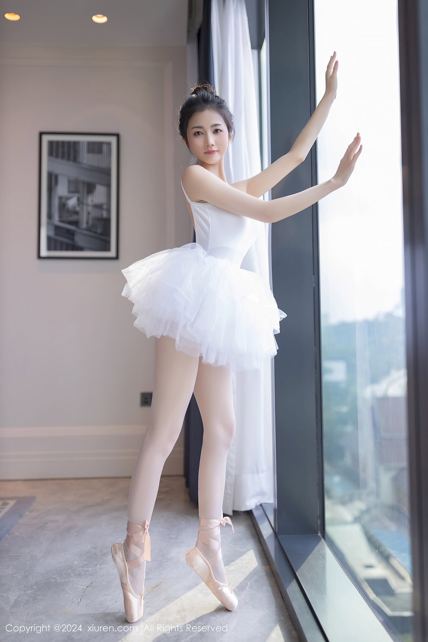 秀人网新人模特鱼尾fish白色芭蕾服搭配白色丝袜性感写真