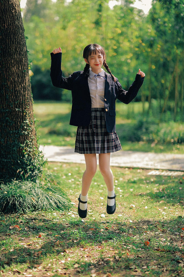 跳起来的清纯美女写真摄影写真图片