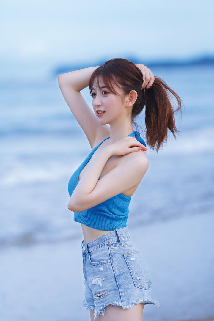 高清清纯可爱海边扎着的马尾美女写真图片