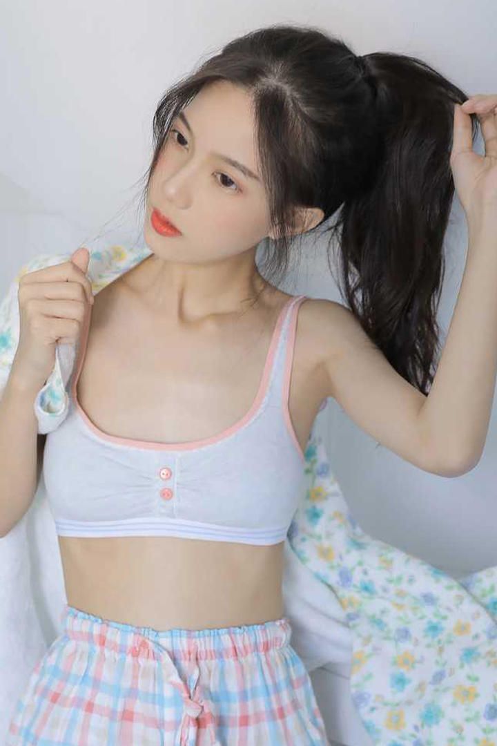 扎着马尾的极品高颜值美女写真