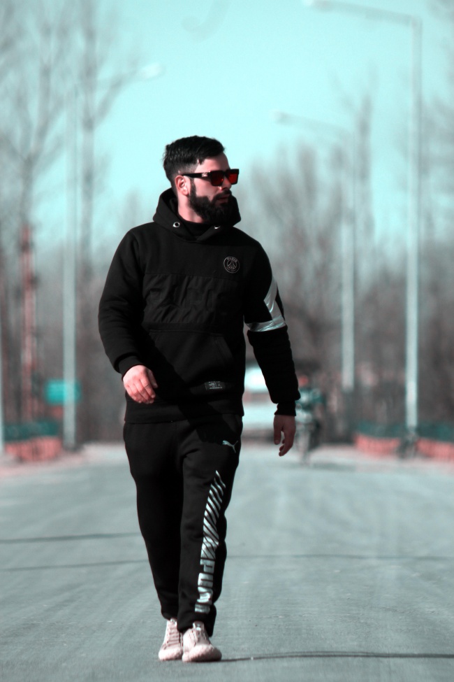 迎面而来的帅哥图片