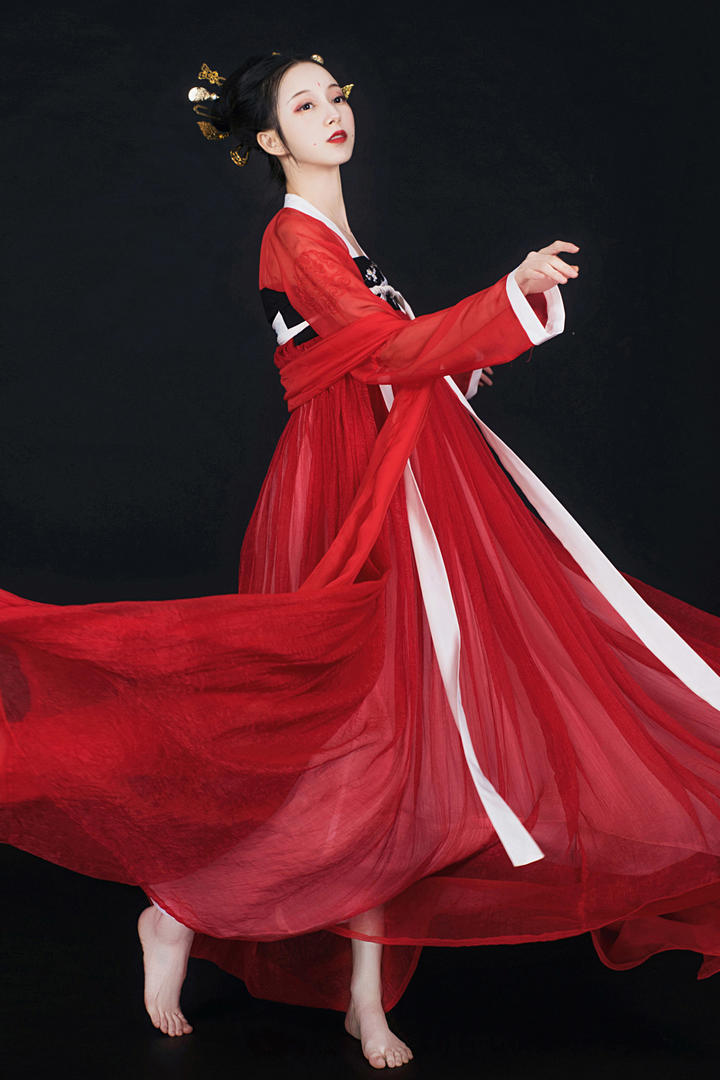 翩翩起舞的喜庆中国红古装汉服气质美女艺术写真图片