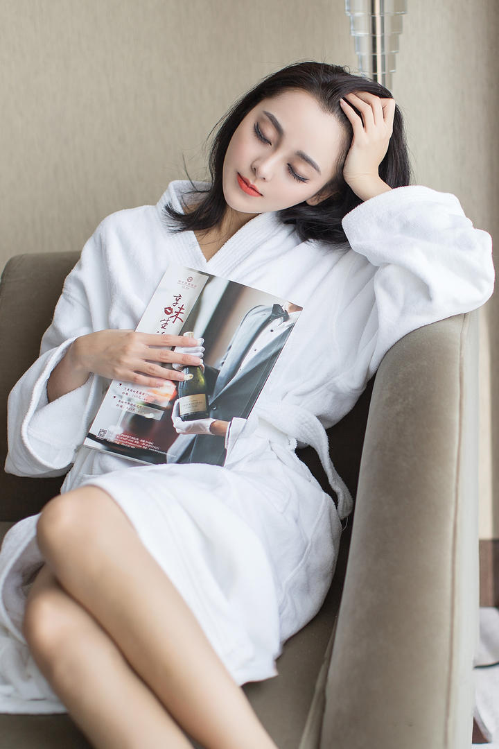 沙发上午睡的中国美女明星梁晶莹高清写真集