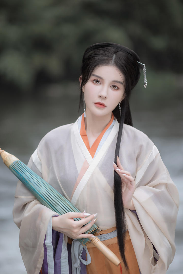抱着雨伞的温柔漂亮古风美女图片