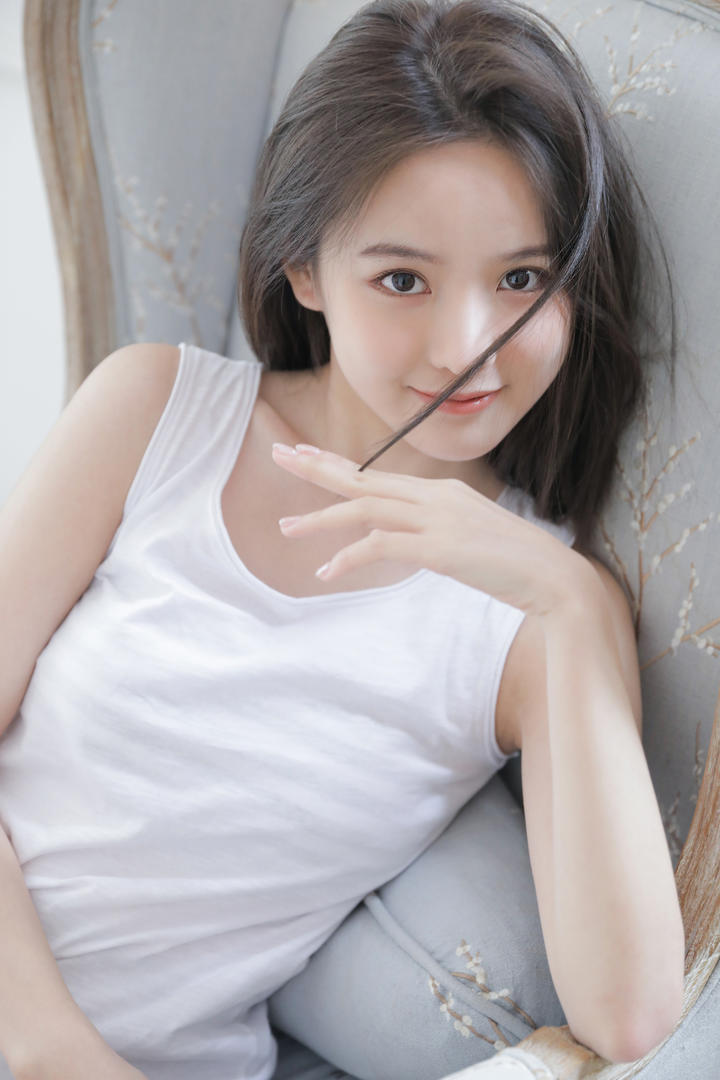 清纯甜美美女白色小背心生活照写真图片