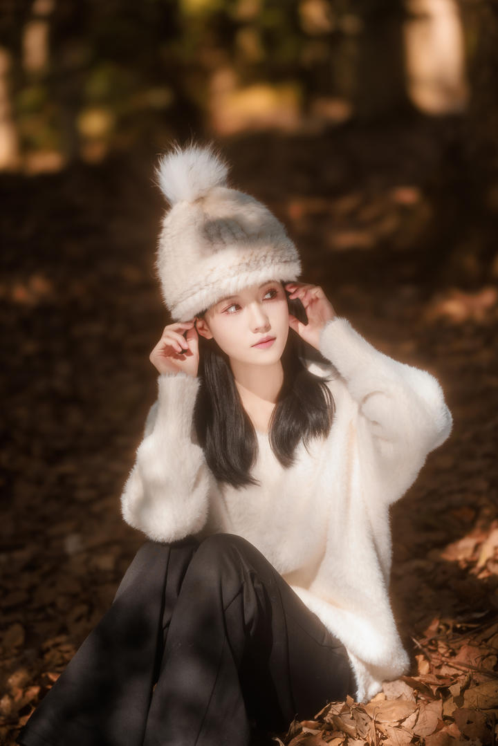 甜美可爱的女大学生秋日私语高清艺术照图片